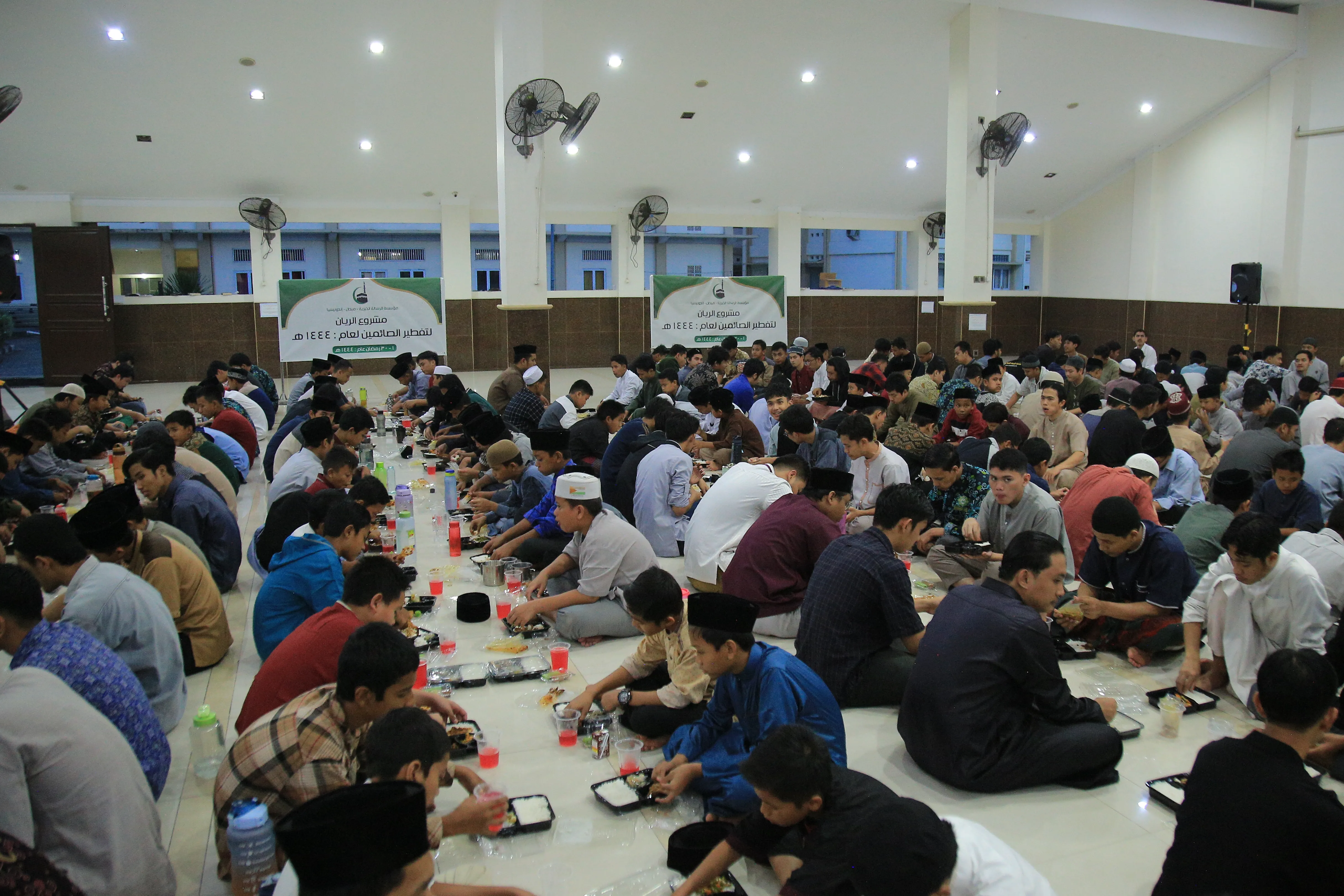 دعم برنامج توزيع حزم إفطار رمضان للصائمين في شهر البركة
