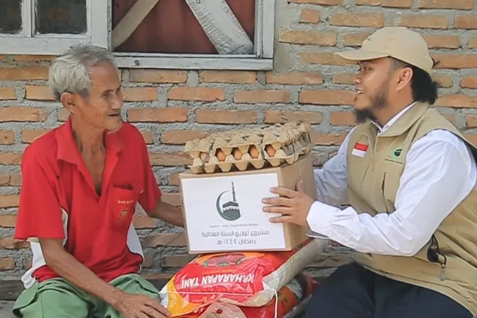 دعم برنامج توزيع 100,000 حزمة غذائية للمحتاجين في إندونيسيا
